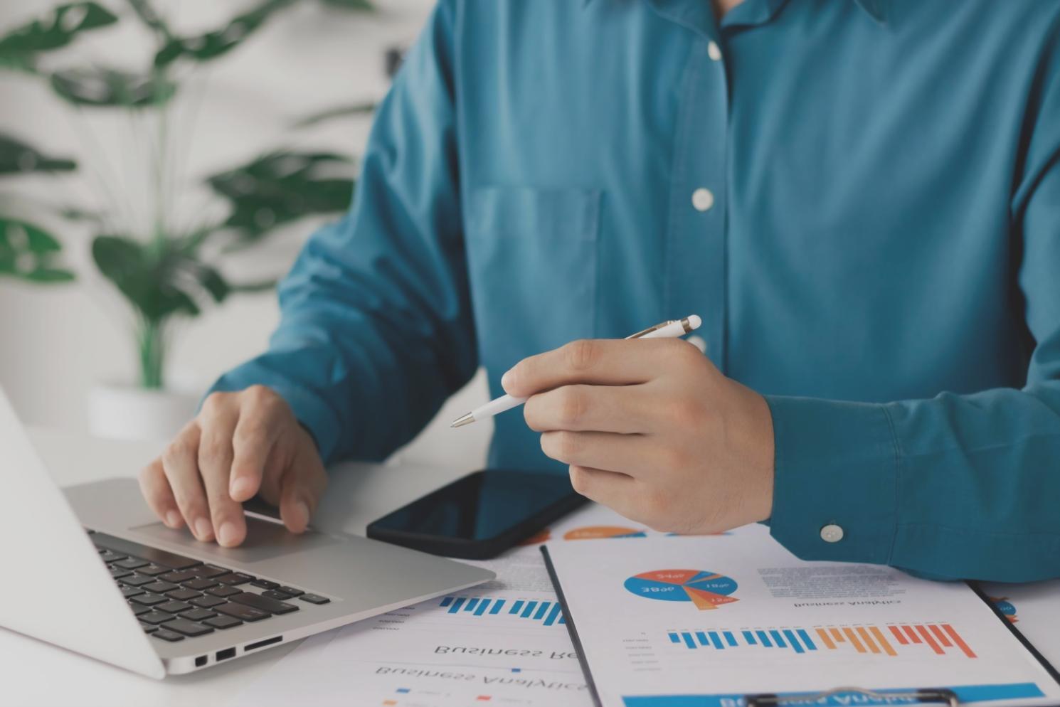 Profesionales trabajando en análisis financiero y procesos de aprobación presupuestaria