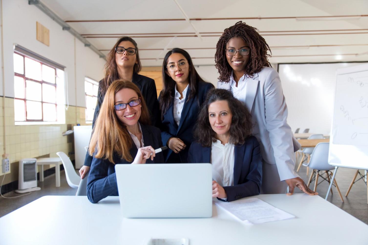 Equipo de zaelithvora trabajando en análisis de procesos financieros