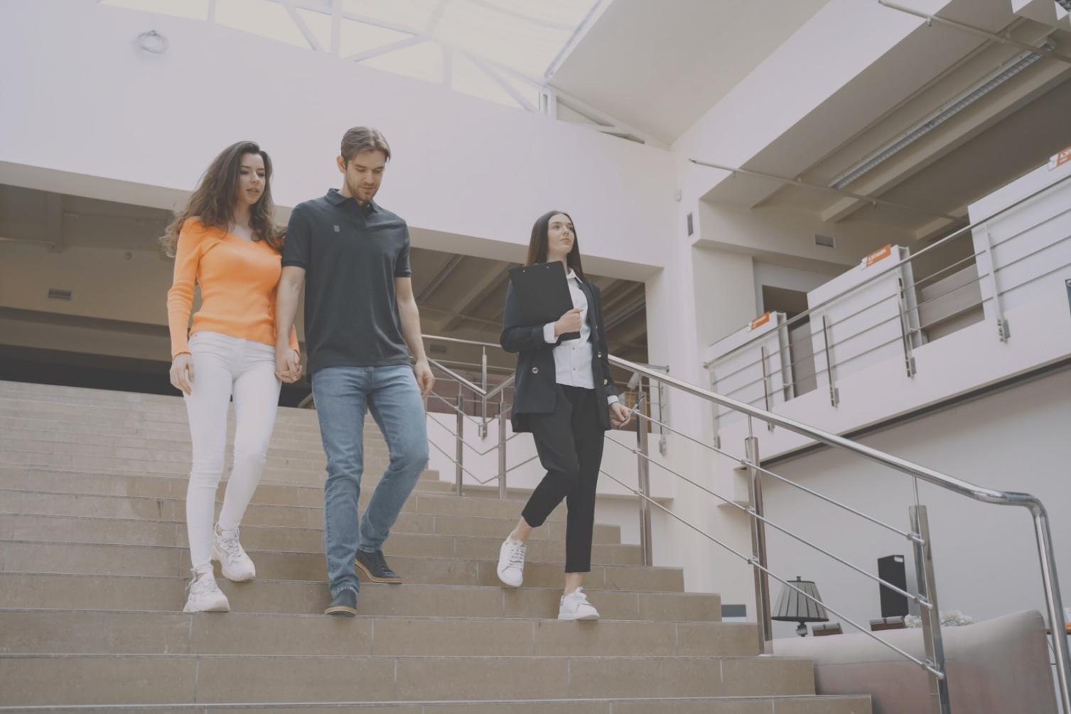 Estudiantes participando en sesión de formación financiera práctica